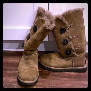 UGG size 7 Bailey Button